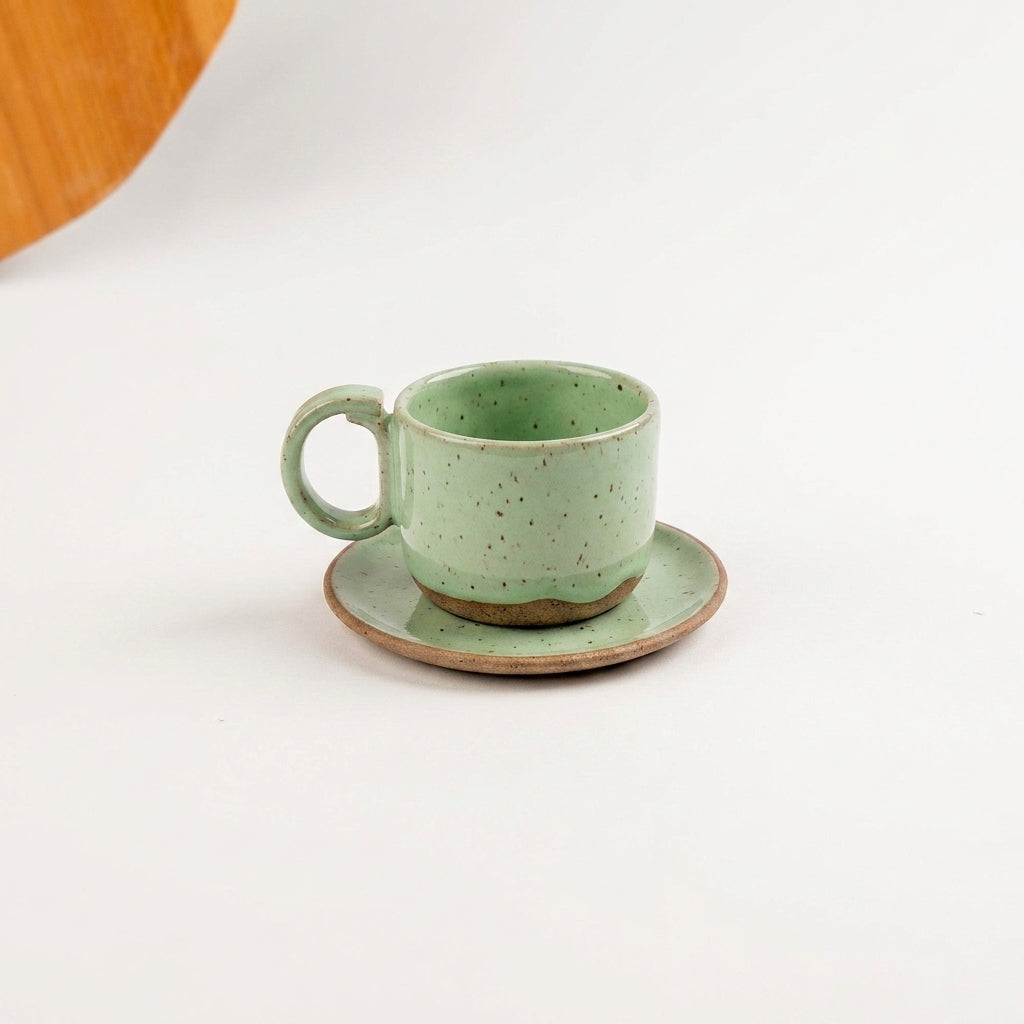 Xícara Encontro em cerâmica artesanal — tamanho 180ML, argila Flocos, esmalte Verde Menta