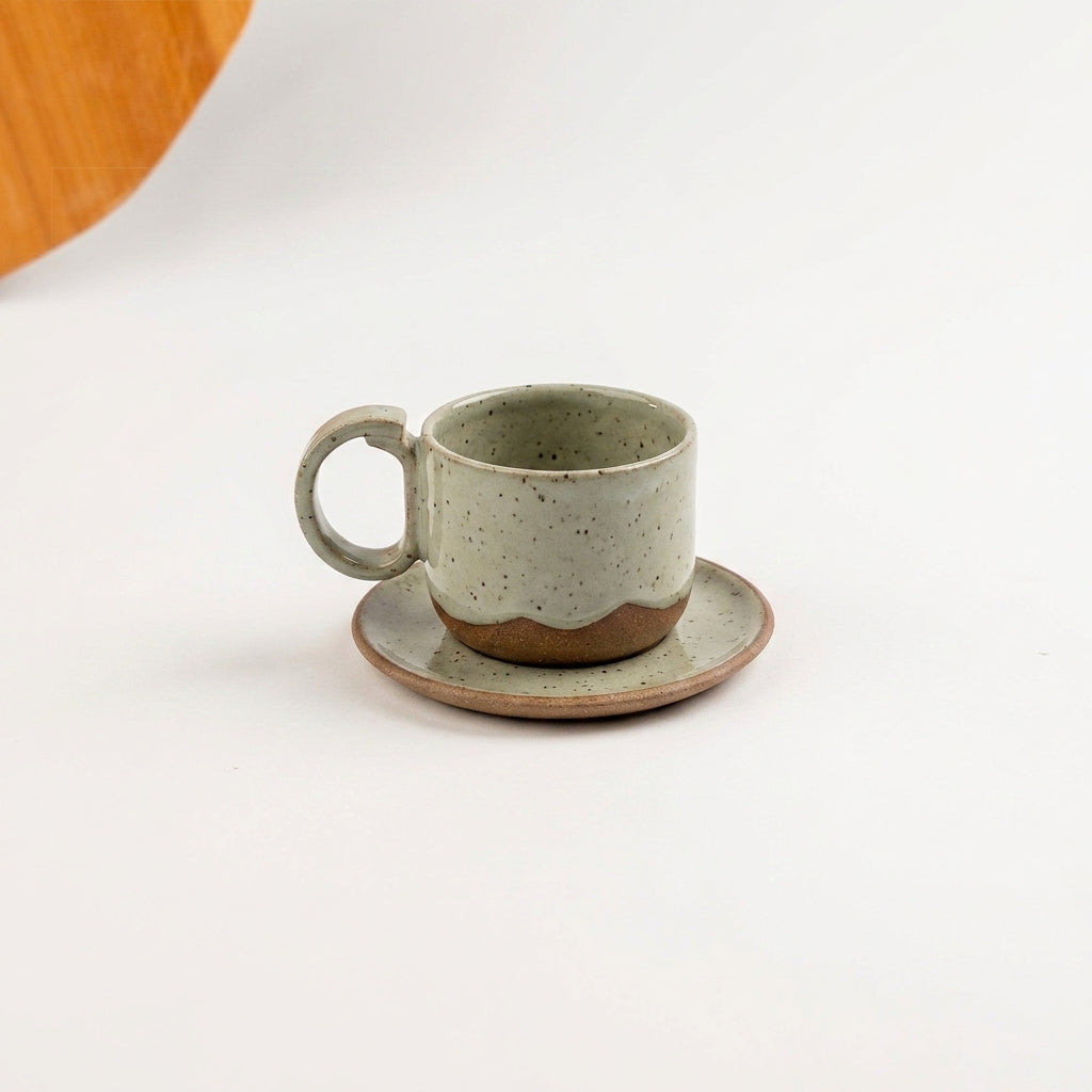Xícara Encontro em cerâmica artesanal — tamanho 180ML, argila Flocos, esmalte Verde Pompeia