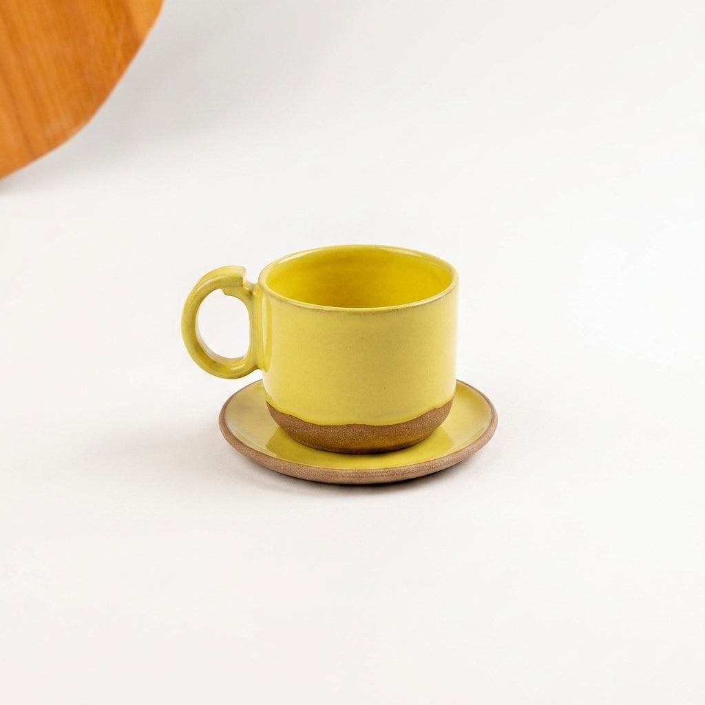 Xícara Encontro em cerâmica artesanal — tamanho 250ML, argila Cappuccino, esmalte Amarelo Intenso