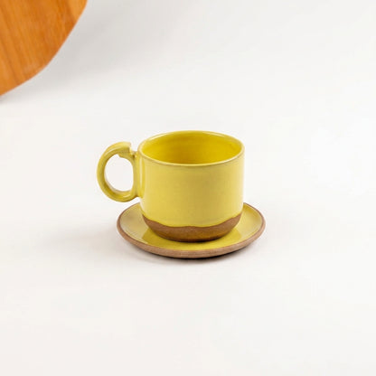 Xícara Encontro em cerâmica artesanal — tamanho 250ML, argila Cappuccino, esmalte Amarelo Intenso