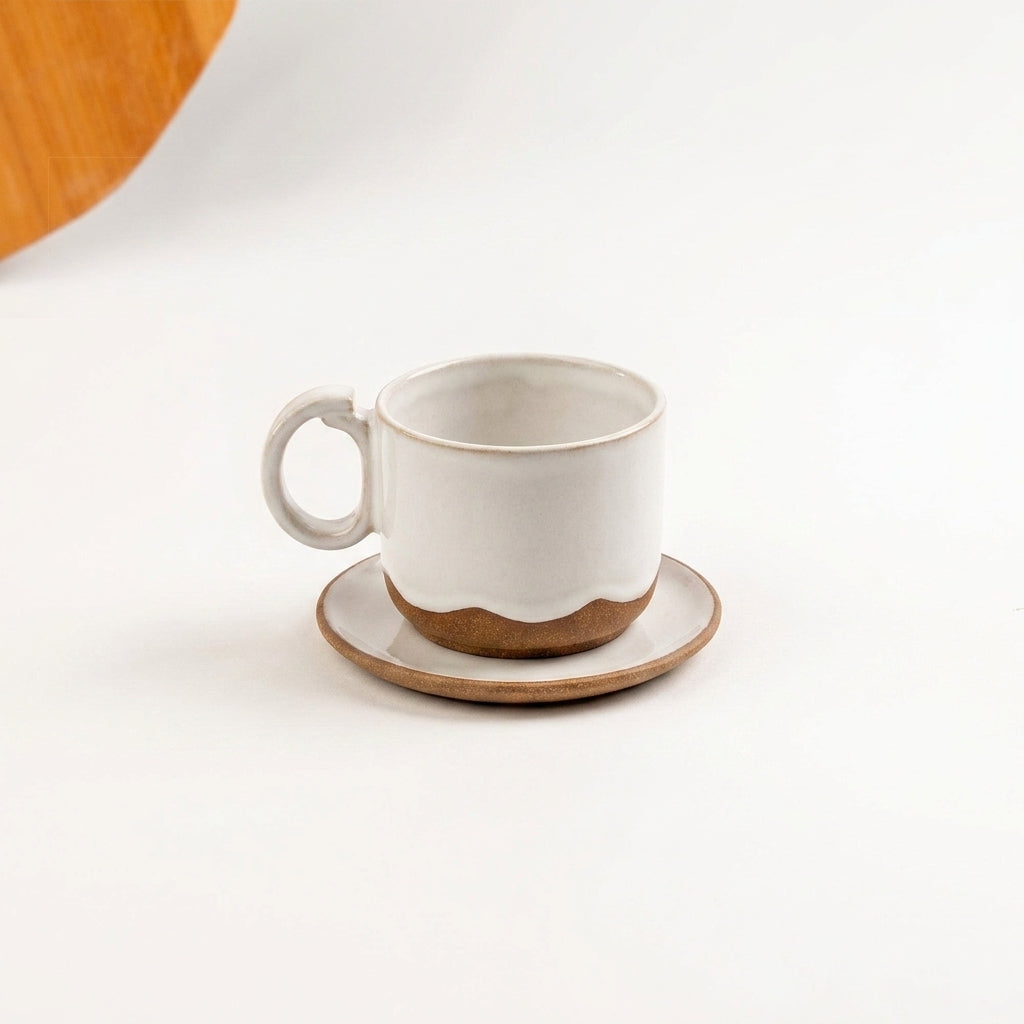 Xícara Encontro em cerâmica artesanal — tamanho 250ML, argila Cappuccino, esmalte Branco AMME
