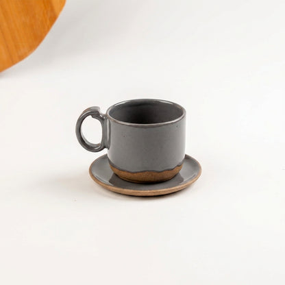 Xícara Encontro em cerâmica artesanal — tamanho 250ML, argila Cappuccino, esmalte Grafite