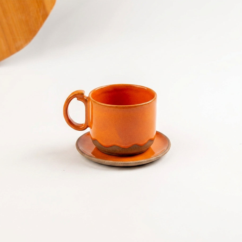 Xícara Encontro em cerâmica artesanal — tamanho 250ML, argila Cappuccino, esmalte Laranja Intenso