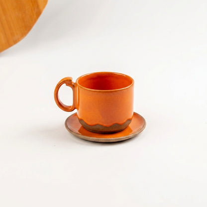 Xícara Encontro em cerâmica artesanal — tamanho 250ML, argila Cappuccino, esmalte Laranja Intenso