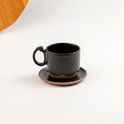 Xícara Encontro em cerâmica artesanal — tamanho 250ML, argila Cappuccino, esmalte Preto Acetinado