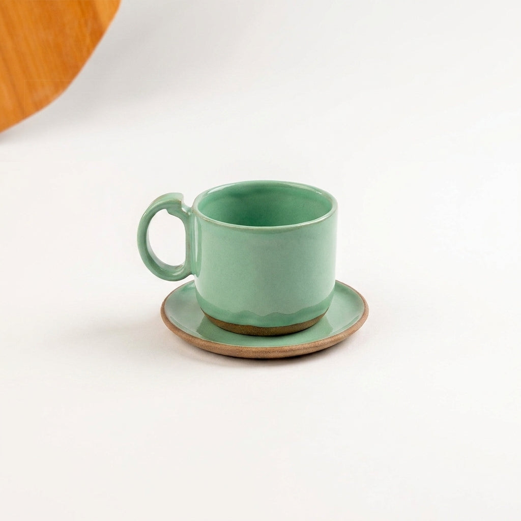 Xícara Encontro em cerâmica artesanal — tamanho 250ML, argila Cappuccino, esmalte Verde Menta