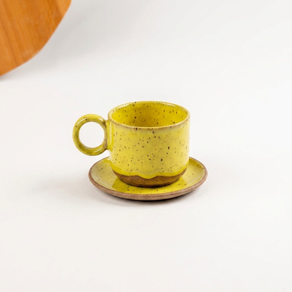 Xícara Encontro em cerâmica artesanal — tamanho 250ML, argila Flocos, esmalte Amarelo Intenso
