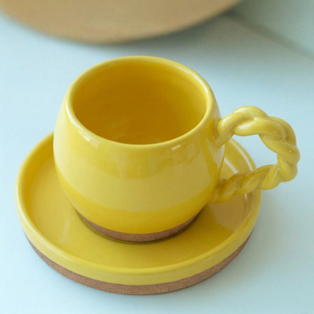 Xícara Esfera com Alça Espiral em cerâmica artesanal — tamanho 100ML, argila Cappuccino, esmalte Amarelo Intenso