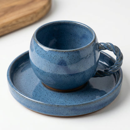 Xícara Esfera com Alça Espiral em cerâmica artesanal — tamanho 100ML, argila Cappuccino, esmalte Azul Safira