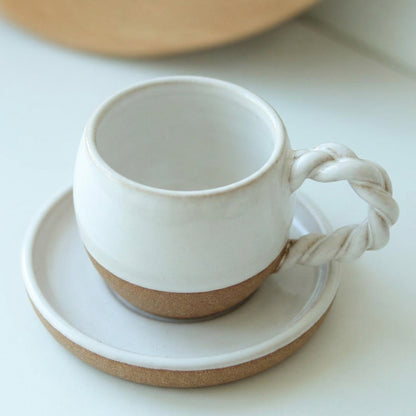 Xícara Esfera com Alça Espiral em cerâmica artesanal — tamanho 100ML, argila Cappuccino, esmalte Branco AMME