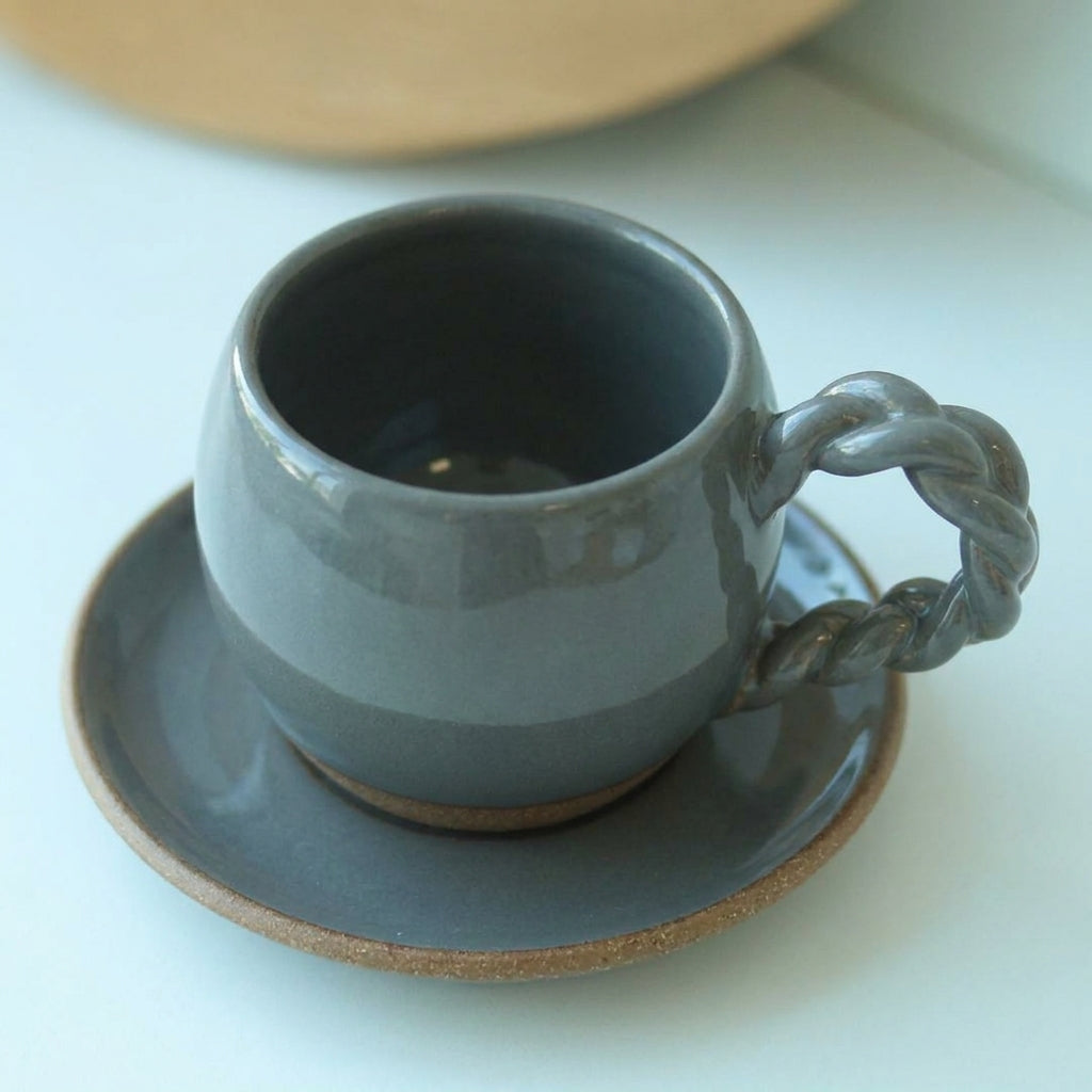Xícara Esfera com Alça Espiral em cerâmica artesanal — tamanho 100ML, argila Cappuccino, esmalte Grafite