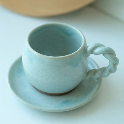 Xícara Esfera com Alça Espiral em cerâmica artesanal — tamanho 100ML, argila Cappuccino, esmalte Jujuba
