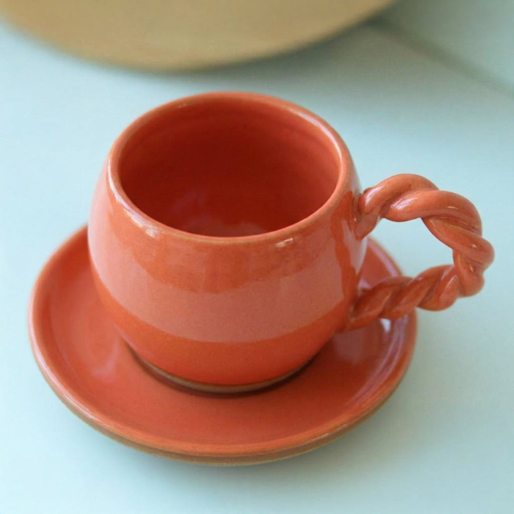 Xícara Esfera com Alça Espiral em cerâmica artesanal — tamanho 100ML, argila Cappuccino, esmalte Laranja Intenso
