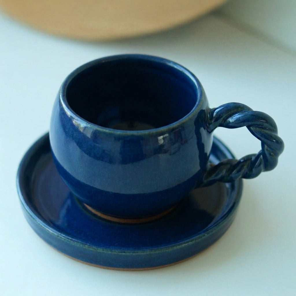 Xícara Esfera com Alça Espiral em cerâmica artesanal — tamanho 100ML, argila Cappuccino, esmalte Lazuli