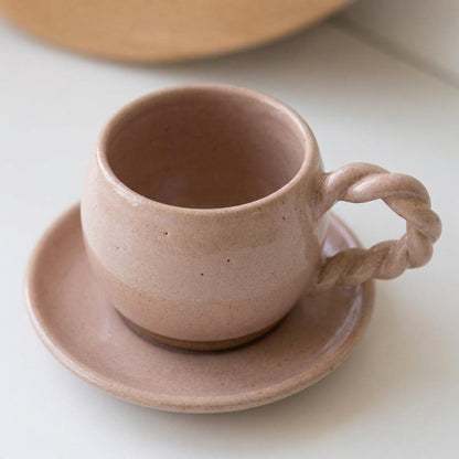 Xícara Esfera com Alça Espiral em cerâmica artesanal — tamanho 100ML, argila Cappuccino, esmalte Nude