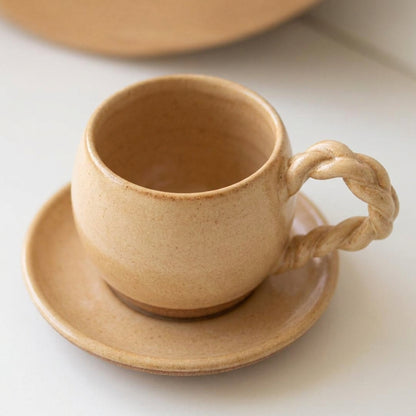 Xícara Esfera com Alça Espiral em cerâmica artesanal — tamanho 100ML, argila Cappuccino, esmalte Pedra Sabão