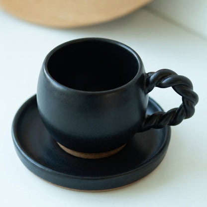 Xícara Esfera com Alça Espiral em cerâmica artesanal — tamanho 100ML, argila Cappuccino, esmalte Preto Acetinado