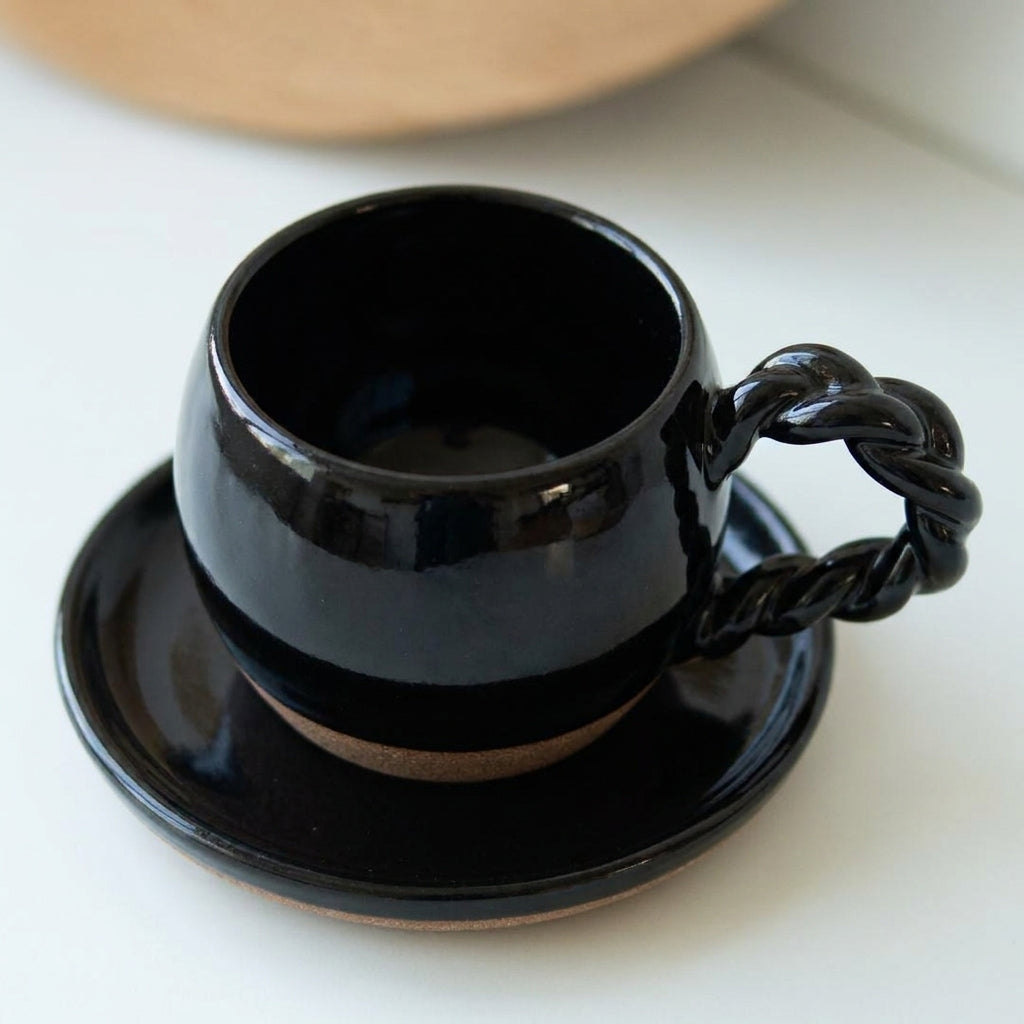 Xícara Esfera com Alça Espiral em cerâmica artesanal — tamanho 100ML, argila Cappuccino, esmalte Preto Ébano