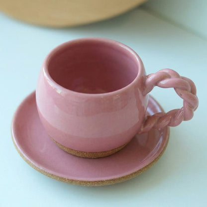 Xícara Esfera com Alça Espiral em cerâmica artesanal — tamanho 100ML, argila Cappuccino, esmalte Rosa Barbie
