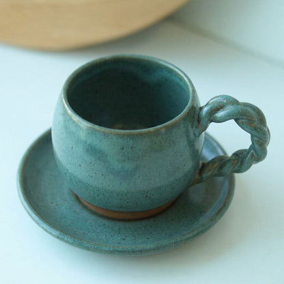 Xícara Esfera com Alça Espiral em cerâmica artesanal — tamanho 100ML, argila Cappuccino, esmalte Verde Exército