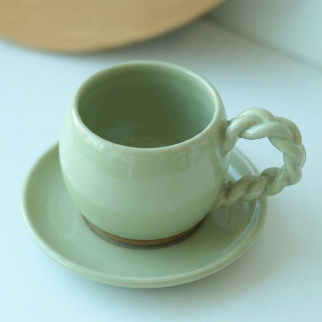 Xícara Esfera com Alça Espiral em cerâmica artesanal — tamanho 100ML, argila Cappuccino, esmalte Verde Menta