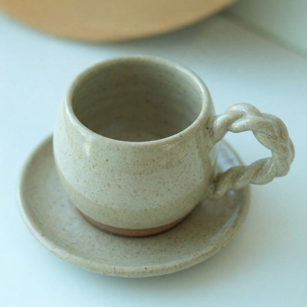 Xícara Esfera com Alça Espiral em cerâmica artesanal — tamanho 100ML, argila Cappuccino, esmalte Verde Pompeia