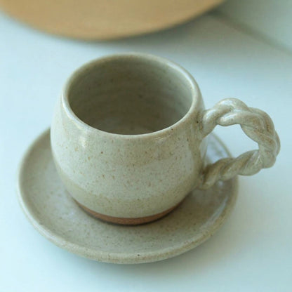 Xícara Esfera com Alça Espiral em cerâmica artesanal — tamanho 100ML, argila Cappuccino, esmalte Verde Pompeia