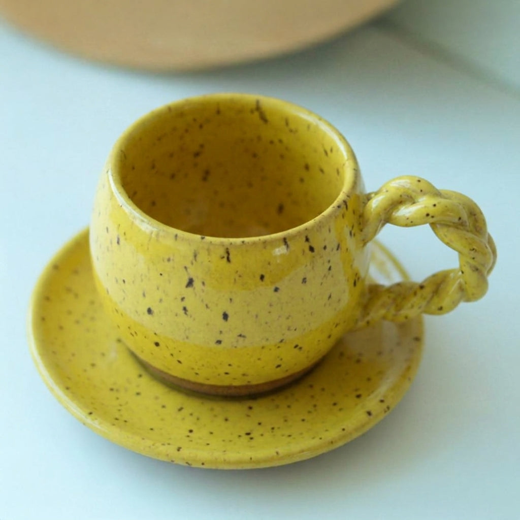 Xícara Esfera com Alça Espiral em cerâmica artesanal — tamanho 100ML, argila Flocos, esmalte Amarelo Intenso
