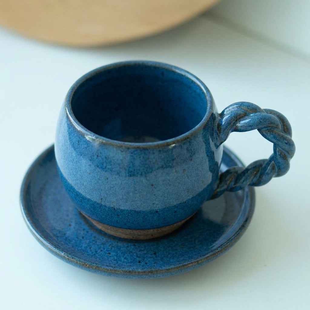 Xícara Esfera com Alça Espiral em cerâmica artesanal — tamanho 100ML, argila Flocos, esmalte Azul Safira
