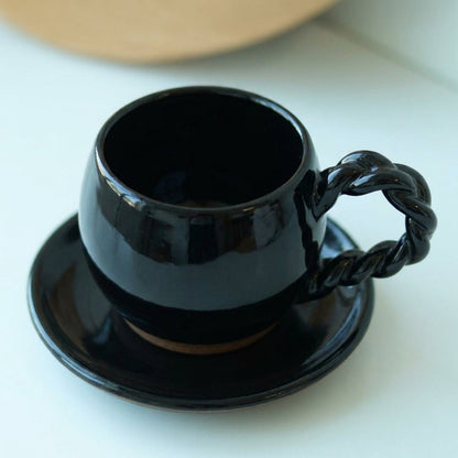 Xícara Esfera com Alça Espiral em cerâmica artesanal — tamanho 100ML, argila Flocos, esmalte Preto Ébano