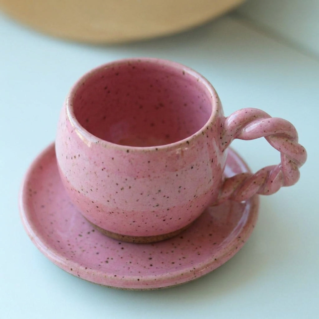 Xícara Esfera com Alça Espiral em cerâmica artesanal — tamanho 100ML, argila Flocos, esmalte Rosa Barbie