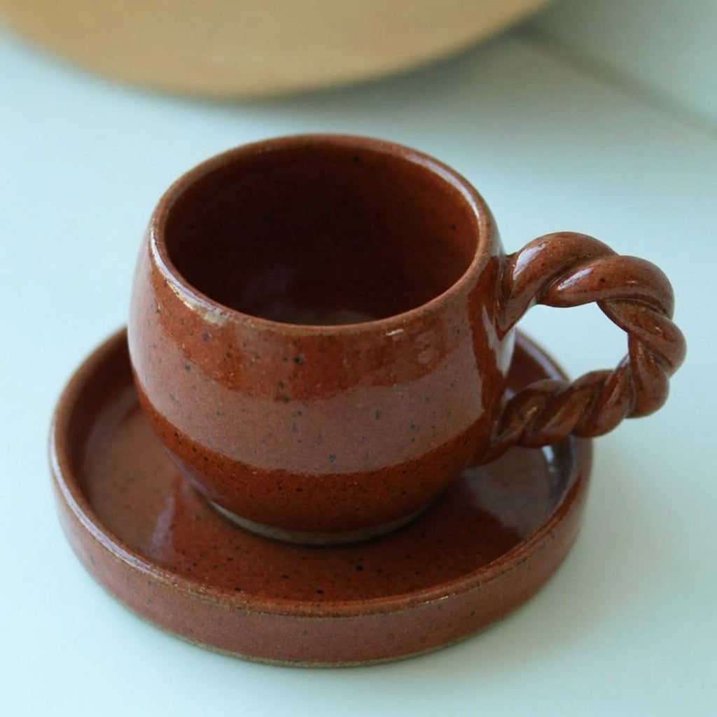 Xícara Esfera com Alça Espiral em cerâmica artesanal — tamanho 100ML, argila Flocos, esmalte Sol de Terracota