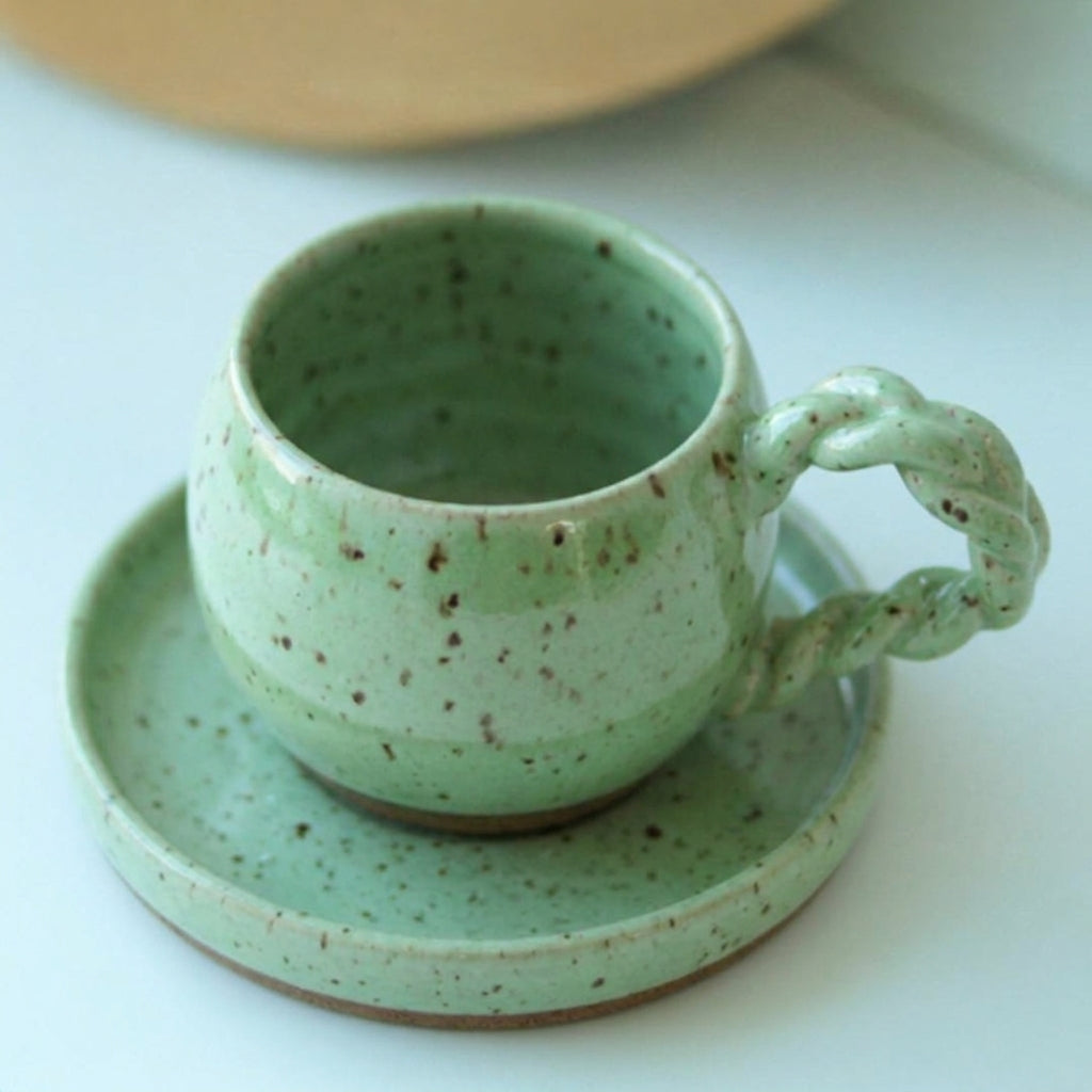 Xícara Esfera com Alça Espiral em cerâmica artesanal — tamanho 100ML, argila Flocos, esmalte Verde Menta