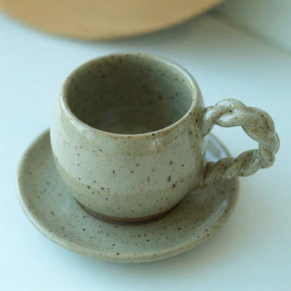 Xícara Esfera com Alça Espiral em cerâmica artesanal — tamanho 100ML, argila Flocos, esmalte Verde Pompeia