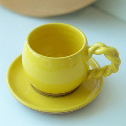 Xícara Esfera com Alça Espiral em cerâmica artesanal — tamanho 180ML, argila Cappuccino, esmalte Amarelo Intenso