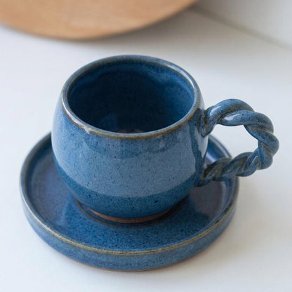 Xícara Esfera com Alça Espiral em cerâmica artesanal — tamanho 180ML, argila Cappuccino, esmalte Azul Safira