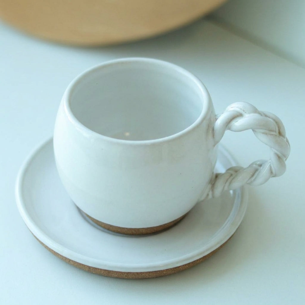 Xícara Esfera com Alça Espiral em cerâmica artesanal — tamanho 180ML, argila Cappuccino, esmalte Branco AMME