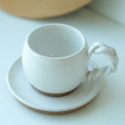 Xícara Esfera com Alça Espiral em cerâmica artesanal — tamanho 180ML, argila Cappuccino, esmalte Branco AMME