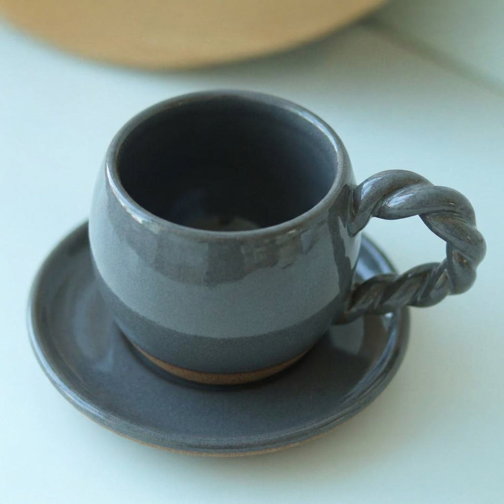 Xícara Esfera com Alça Espiral em cerâmica artesanal — tamanho 180ML, argila Cappuccino, esmalte Grafite