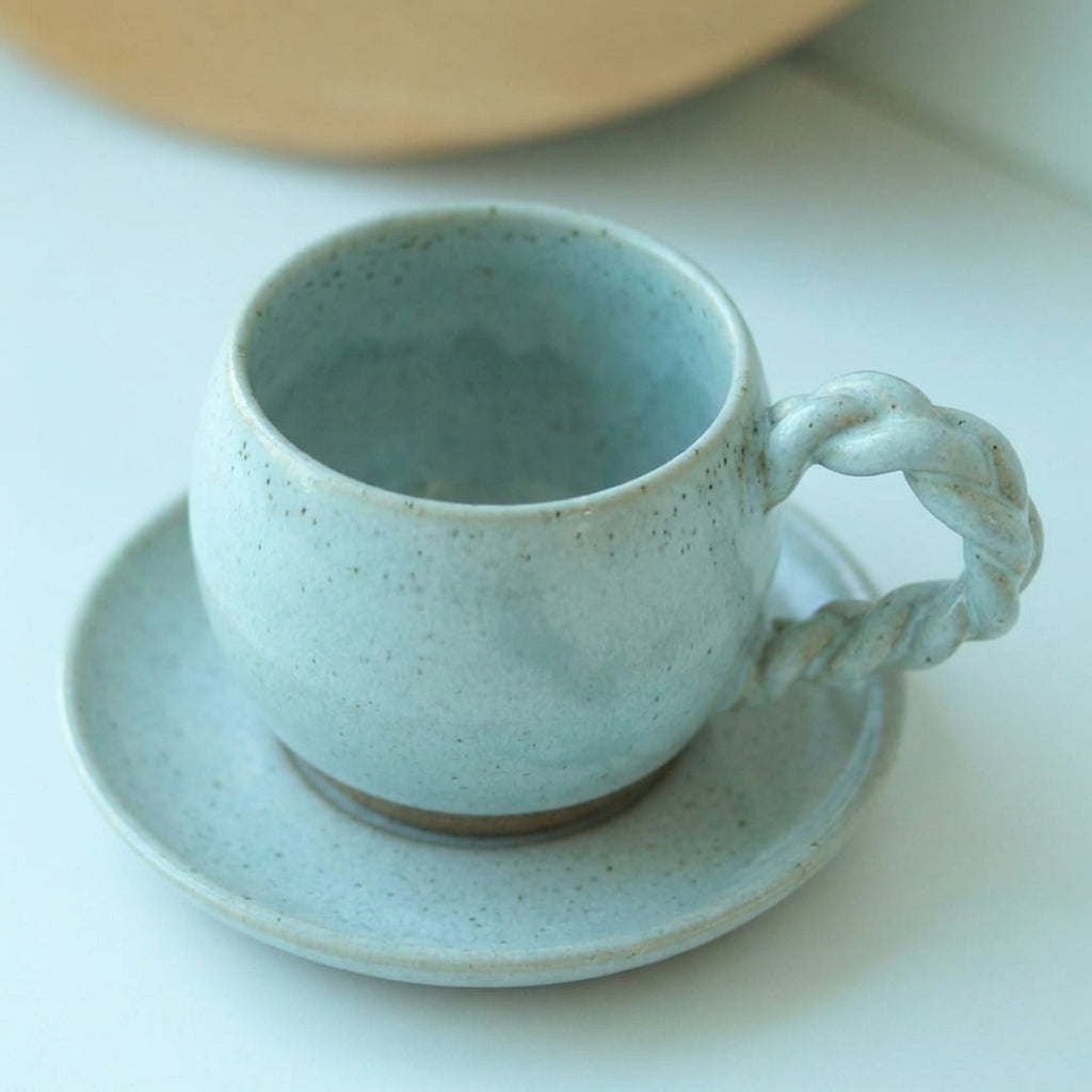 Xícara Esfera com Alça Espiral em cerâmica artesanal — tamanho 180ML, argila Cappuccino, esmalte Jujuba