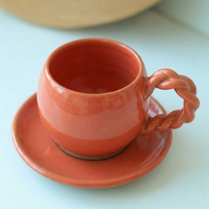 Xícara Esfera com Alça Espiral em cerâmica artesanal — tamanho 180ML, argila Cappuccino, esmalte Laranja Intenso