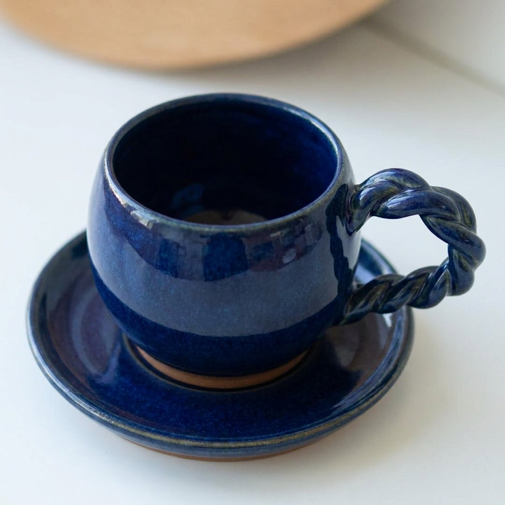 Xícara Esfera com Alça Espiral em cerâmica artesanal — tamanho 180ML, argila Cappuccino, esmalte Lazuli