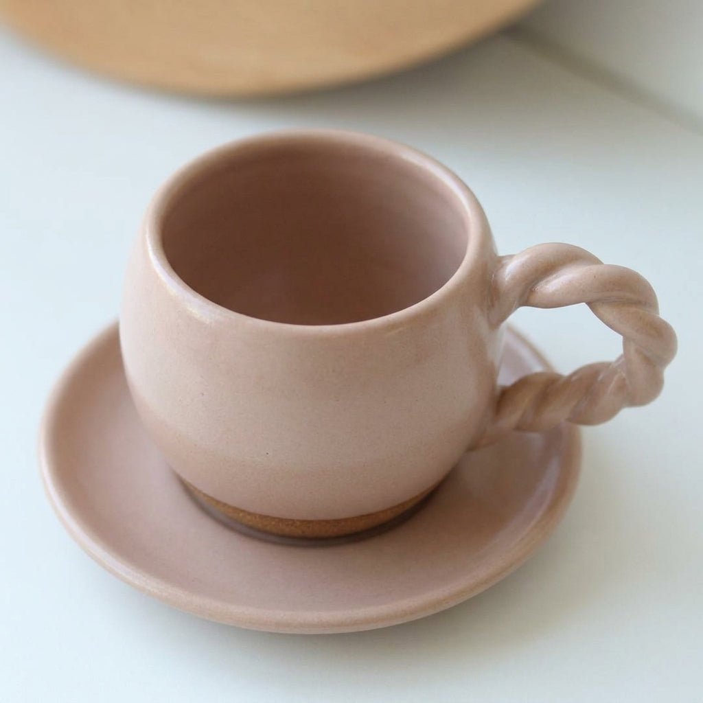 Xícara Esfera com Alça Espiral em cerâmica artesanal — tamanho 180ML, argila Cappuccino, esmalte Nude