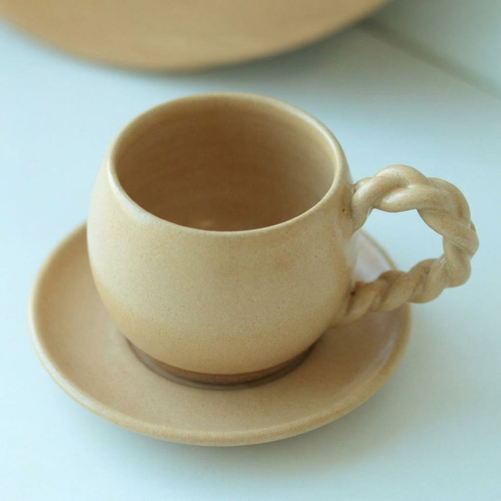 Xícara Esfera com Alça Espiral em cerâmica artesanal — tamanho 180ML, argila Cappuccino, esmalte Pedra Sabão