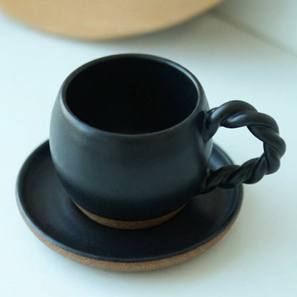 Xícara Esfera com Alça Espiral em cerâmica artesanal — tamanho 180ML, argila Cappuccino, esmalte Preto Acetinado