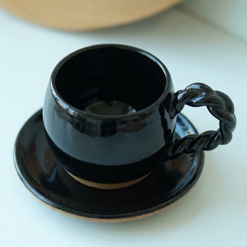 Xícara Esfera com Alça Espiral em cerâmica artesanal — tamanho 180ML, argila Cappuccino, esmalte Preto Ébano