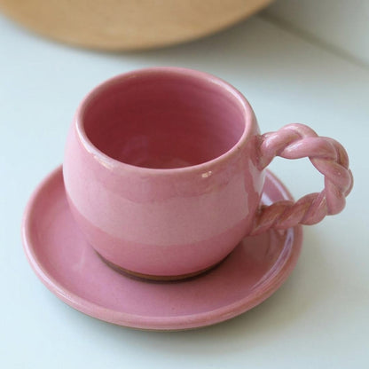 Xícara Esfera com Alça Espiral em cerâmica artesanal — tamanho 180ML, argila Cappuccino, esmalte Rosa Barbie