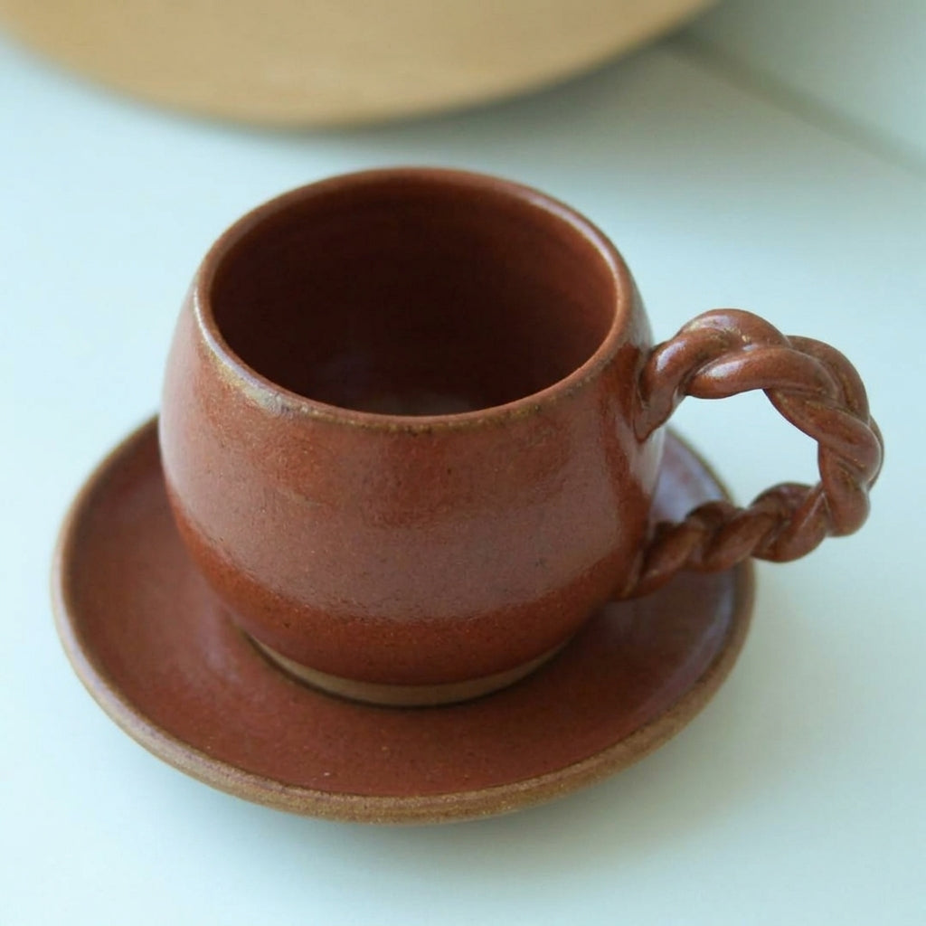Xícara Esfera com Alça Espiral em cerâmica artesanal — tamanho 180ML, argila Cappuccino, esmalte Sol de Terracota