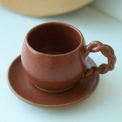 Xícara Esfera com Alça Espiral em cerâmica artesanal — tamanho 180ML, argila Cappuccino, esmalte Sol de Terracota