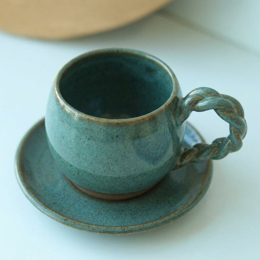 Xícara Esfera com Alça Espiral em cerâmica artesanal — tamanho 180ML, argila Cappuccino, esmalte Verde Exército